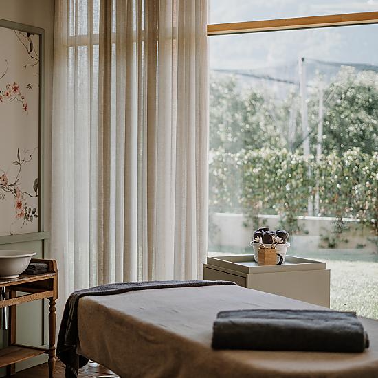 Behandlungsraum mit Blick ins Grüne im Biohotel in Sudtirol bei Meran