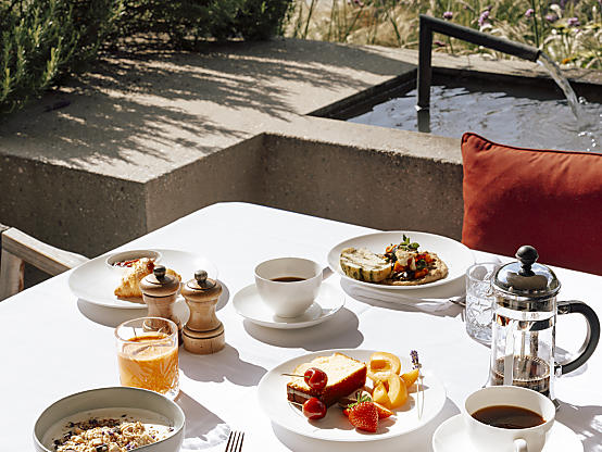 Gedeckter Frühstückstisch im Hotel VillaVerde in Algund