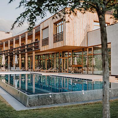 Outdoorpool und Sonnenliegen im Wellness Hotel in Algund 4 Sterne S